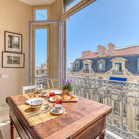 Astoria Bow Window - Happy Menton